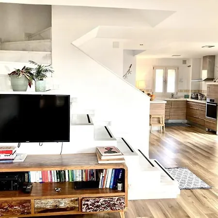 Townhouse, Private Pool Garden And Sea Views *