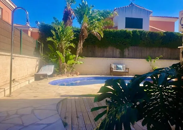 Townhouse, Private Pool Garden And Sea Views *