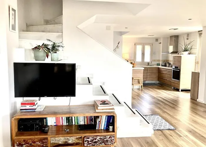 Townhouse, Private Pool Garden And Sea Views *