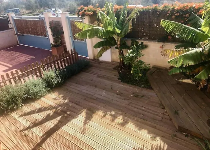 Townhouse, Private Pool Garden And Sea Views Holiday home *