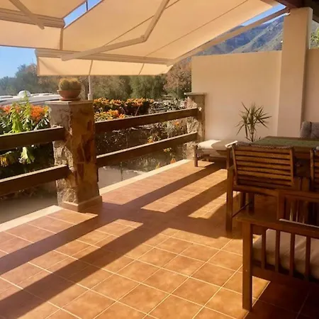 Townhouse, Private Pool Garden And Sea Views Casa de Férias